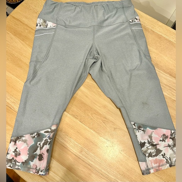 5/$20 RBX cropped leggings, plus size 1x floral print detail with pockets - Picture 1 of 9
